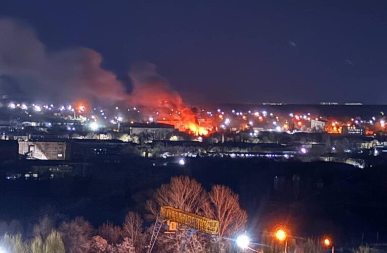 У Луганську та Криму масштабні пожежі після атаки