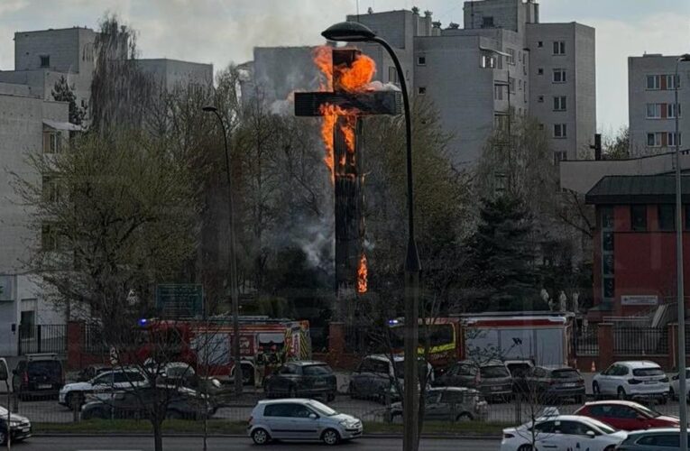 У Польщі у Страсну п’ятницю загорівся 17-метровий хрест