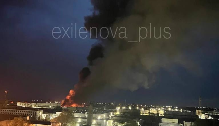 У Таганрозі спалахнула масштабна пожежа після ракетного удару