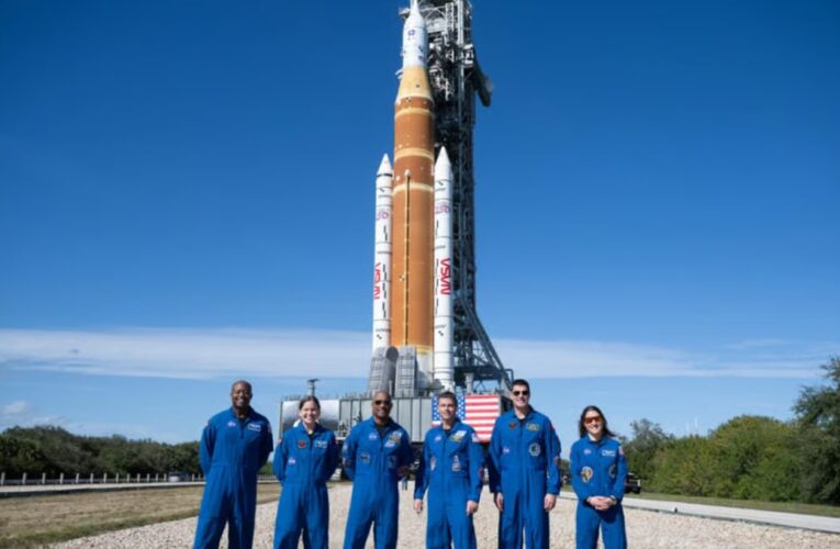 Уперше за 50 років: астронавти NASA вирушили до Місяця