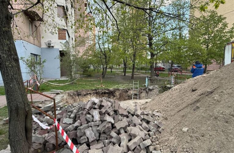 В Києві жінка впала в неогороджену яму з водою