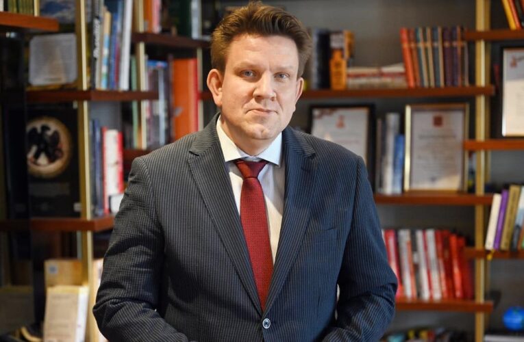 В РФ гендиректора найбільшого видавництва затримали за “ЛГБТ-літературу”