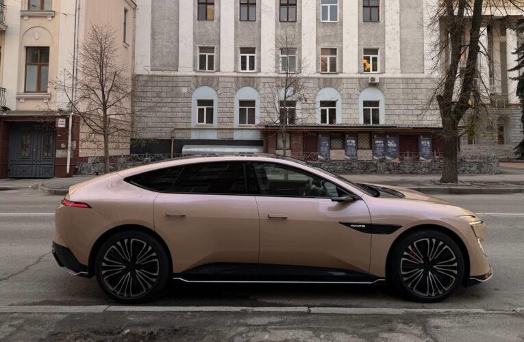 В Україні засвітився стильний електрокар від Huawei