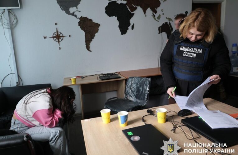 Вдавали романтику і викрадали крипту: в Дніпрі ліквідовали call-центри