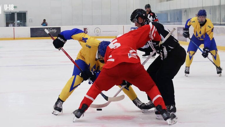 Юніори України обіграли збірну Польщі з хокею