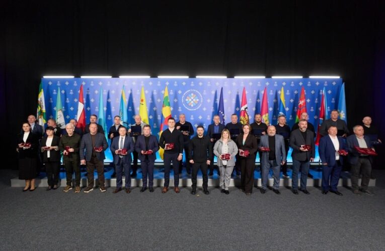 Зеленський вручив відзнаки “Місто-герой України”