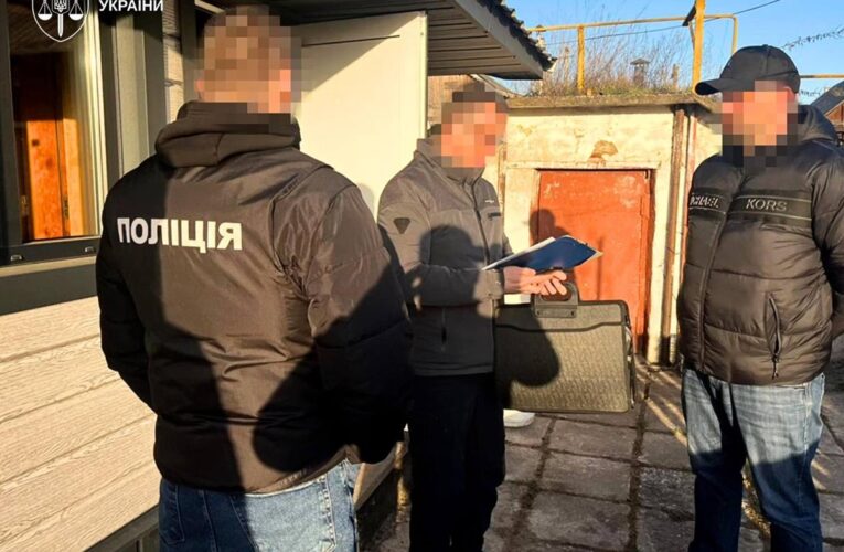 Зловживання при закупівлях деревини для ЗСУ: проведено обшуки у 11 регіонах