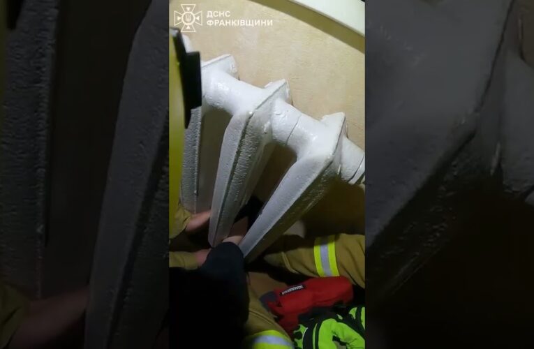 У Франківську рятувальники вивльнили ногу з батареї 10-річному хлопчику