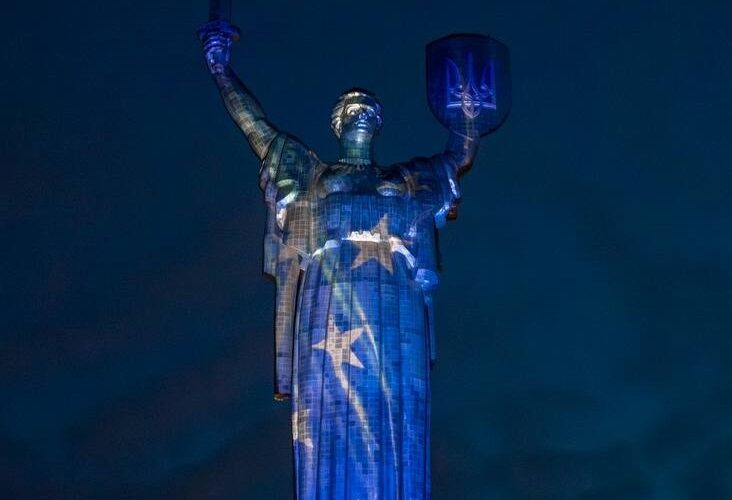 Батьківщина-матір засяяла кольорами прапору ЄС