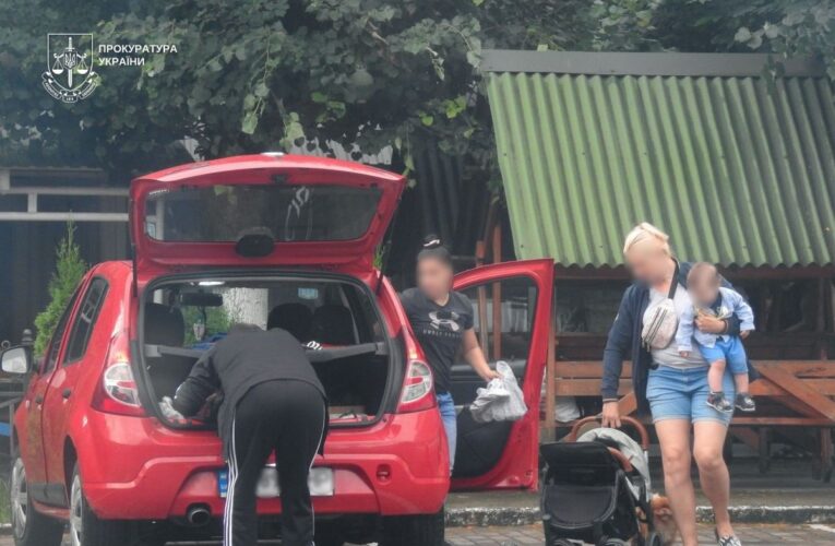 Чоловіка, який намагався продати дитину за кордон, засудили на 10 років