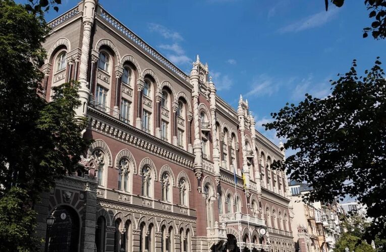 Долар відступив від рекордних максимумів в Україні