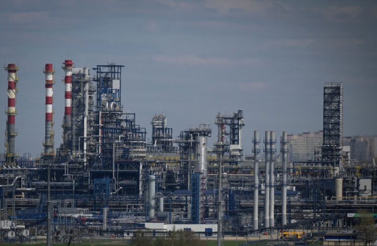 Два найбільші НПЗ РФ зупинили переробку нафти