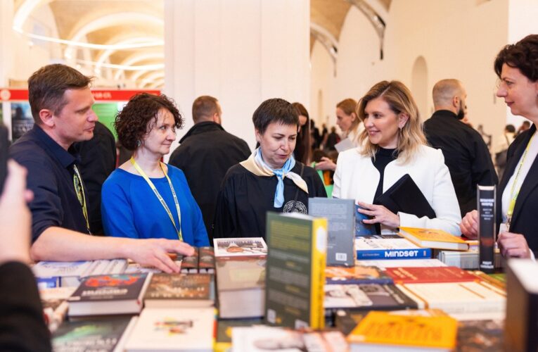Олена Зеленська відвідала «Книжковий Арсенал» і передала українським воїнам придбану книжку