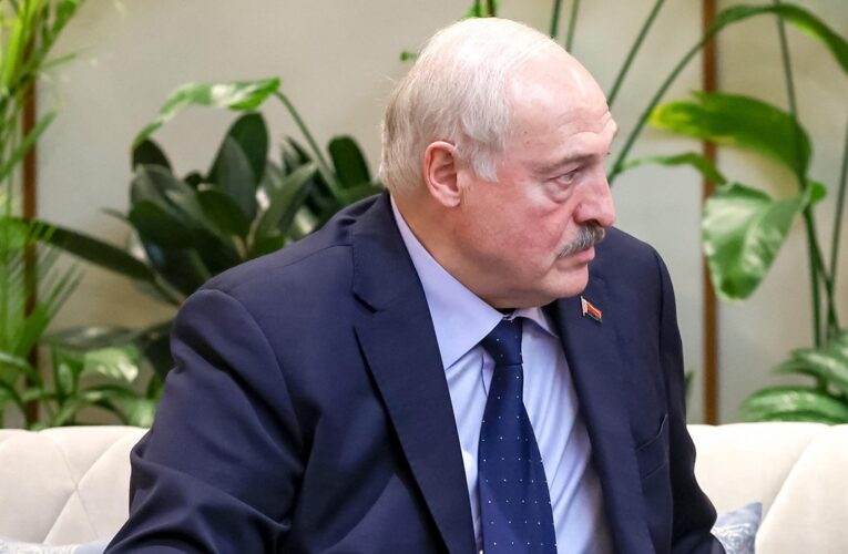 Лукашенко анонсував приїзд довіреної особи Макрона в Білорусь