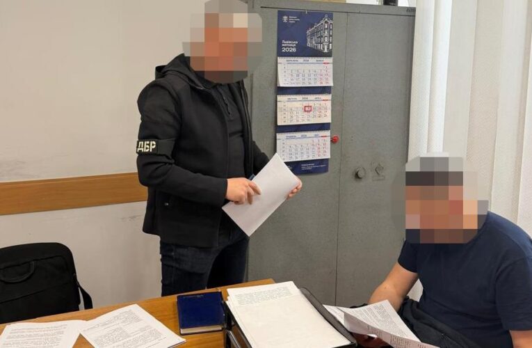 Львівський митник пропустив контрабанду на 7 млн
