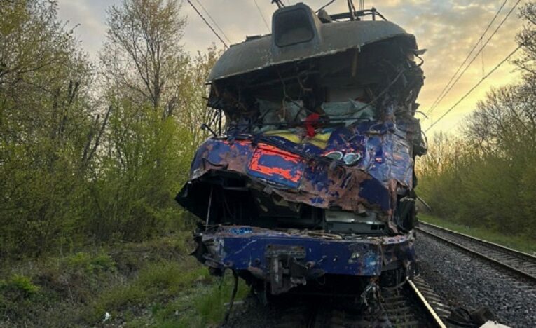 На Львівщині автокран зіткнувся з поїздом, є загиблий