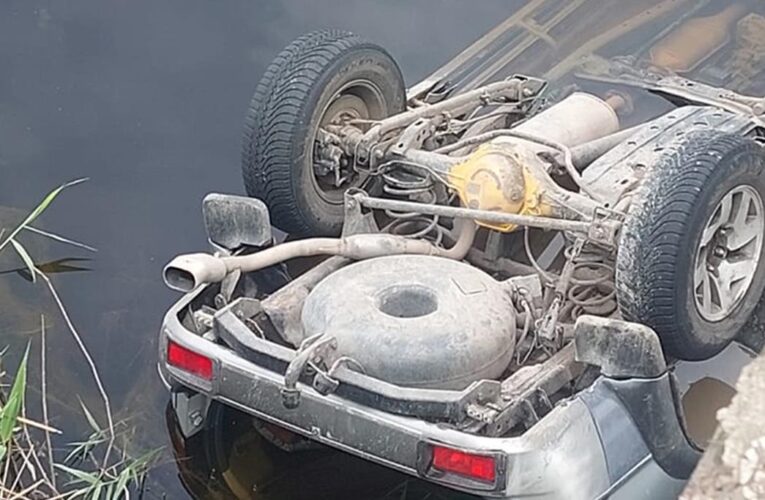 На Миколаївщині автівка з пʼятьма дітьми впала з мосту