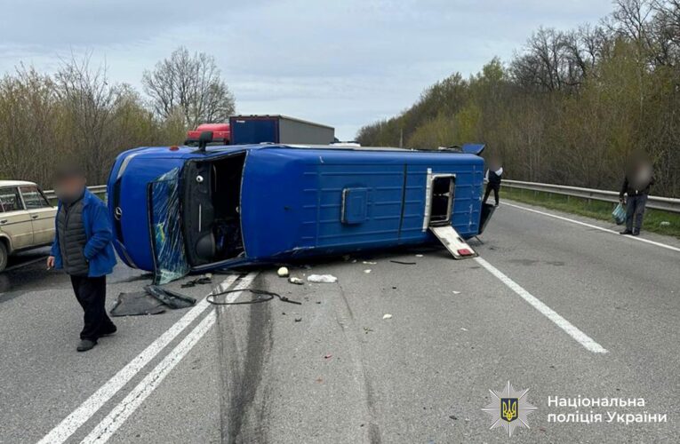 Позашляховик врізався в автобус на Вінниччині
