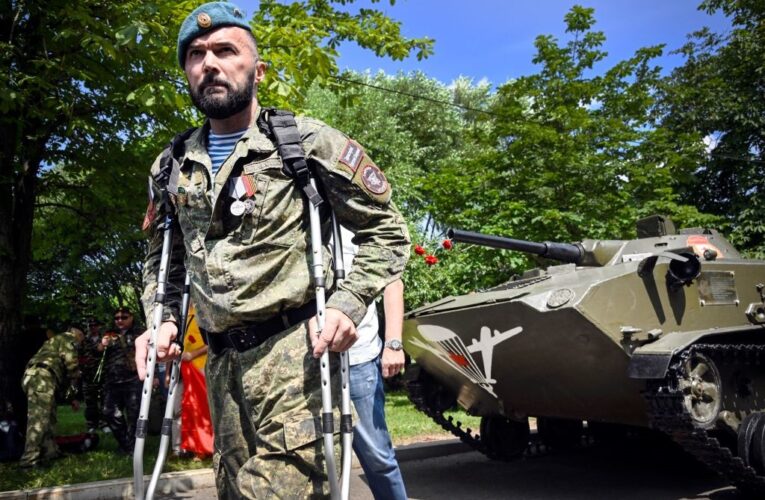 РФ забирає з фронту боєздатних солдатів на парад в Москві – Атеш