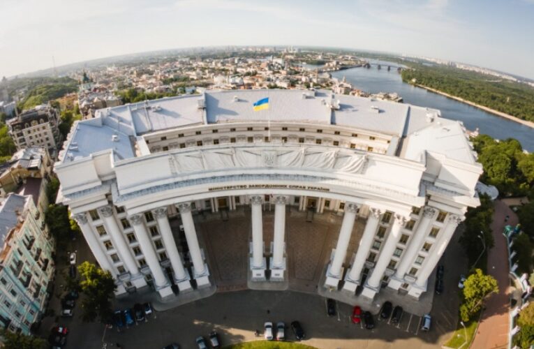 Росіяни пошкодили будівлю МЗС у центрі Києва
