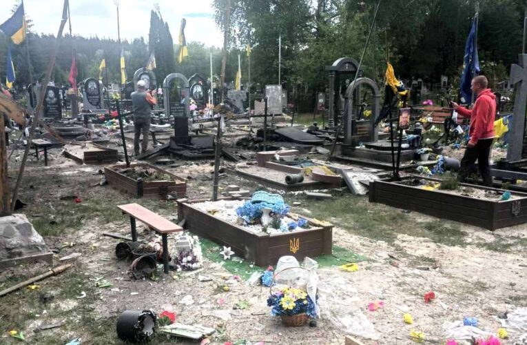 Росіяни вдарили по кладовищу на Чернігівщині, є постраждала