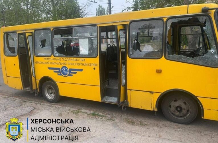 Росіяни вдарили по маршрутці в Херсоні, є поранені