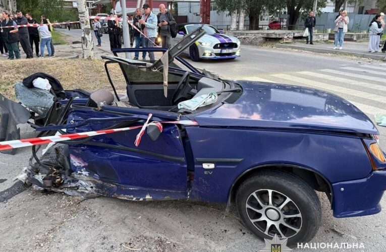 Смертельне ДТП у Дніпрі: авто влетіло у зупинку транспорту
