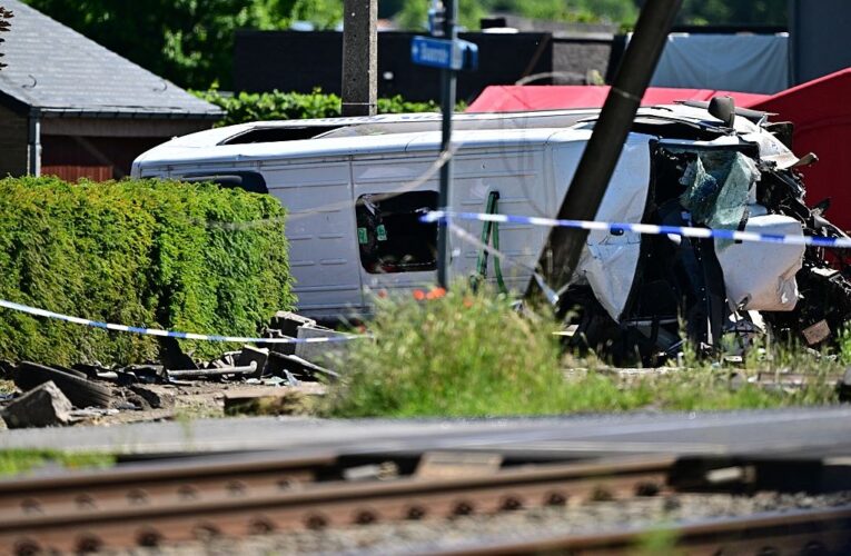 У Бельгії поїзд зіткнувся зі шкільним автобусом