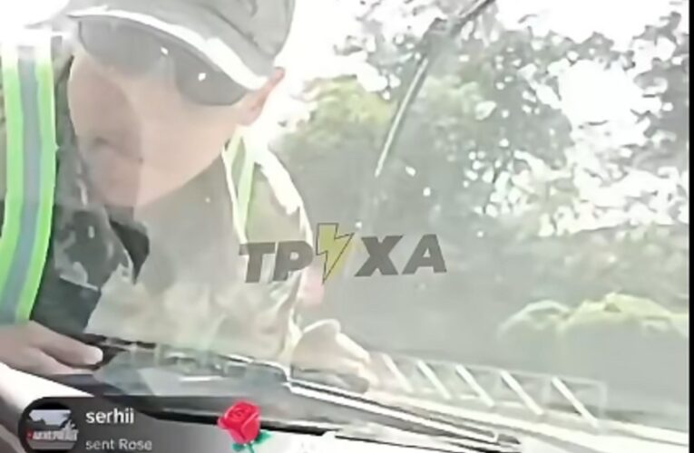 У Черкасах водій провіз військового ТЦК на капоті