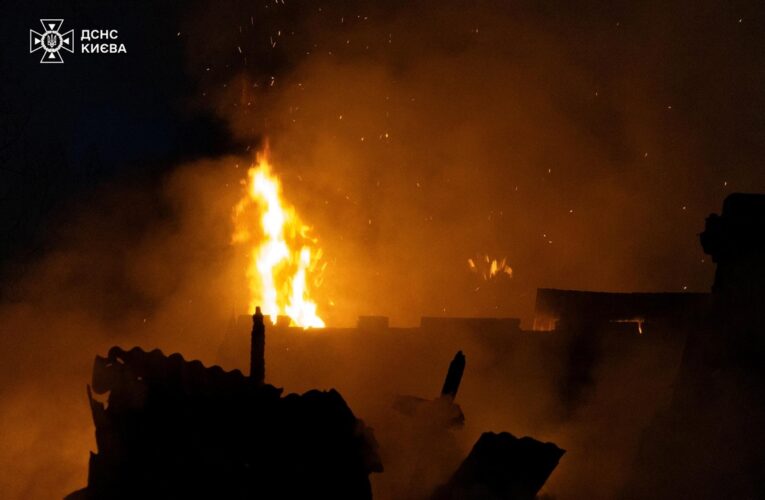 У Києві пожежа охопила три будинки