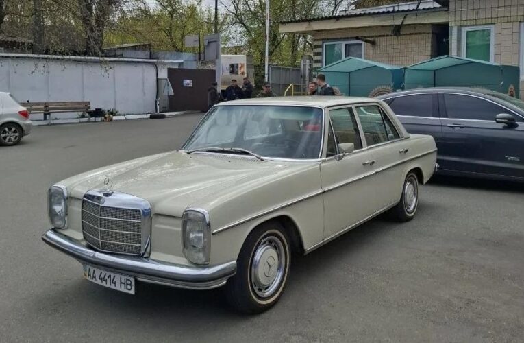 У Києві засвітився Mercedes-Benz W115 1970 року в оригінальному стані