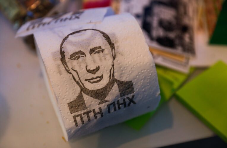 У Литві на 9 травня роздавали туалетний папір із Путіним