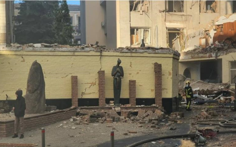 Удар по Києву: пошкоджена будівля МЗС, музей, церкви, театр і виші