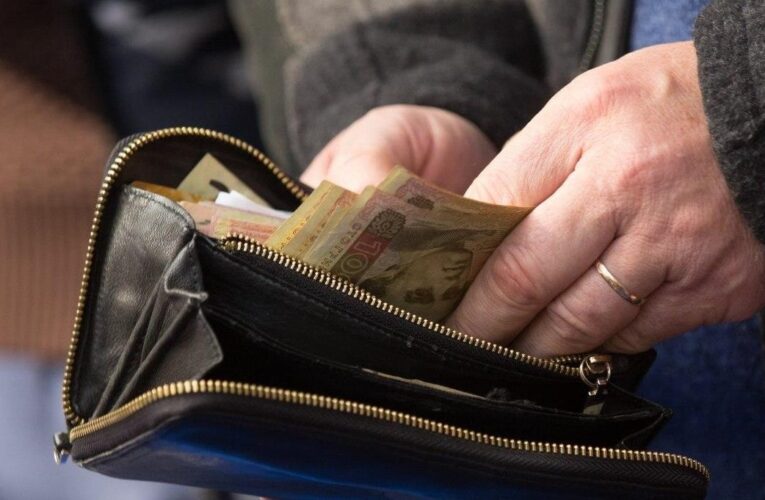 Українців не влаштовують їх зарплати