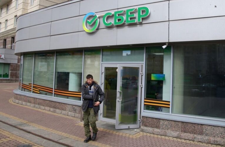 Відключення інтернету: Росіяни “винесли” з банків рекордну суму грошей
