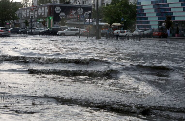 Вулиці опинилися під водою: Київ накрила злива