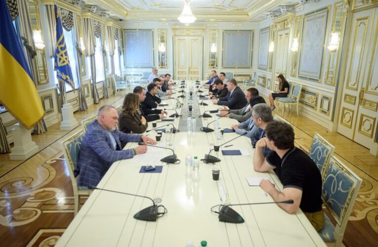 Зеленський зустрівся із представниками фракції Слуга народу