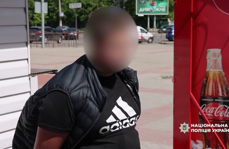 Підпалював автомобілі військовослужбовців на замовлення: поліцейські з СБУ затримали зловмисника