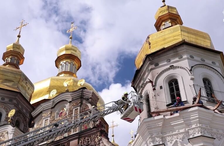 Володимир Зеленський та Ігор Клименко оглянули пошкоджений вогнем Успенський собор