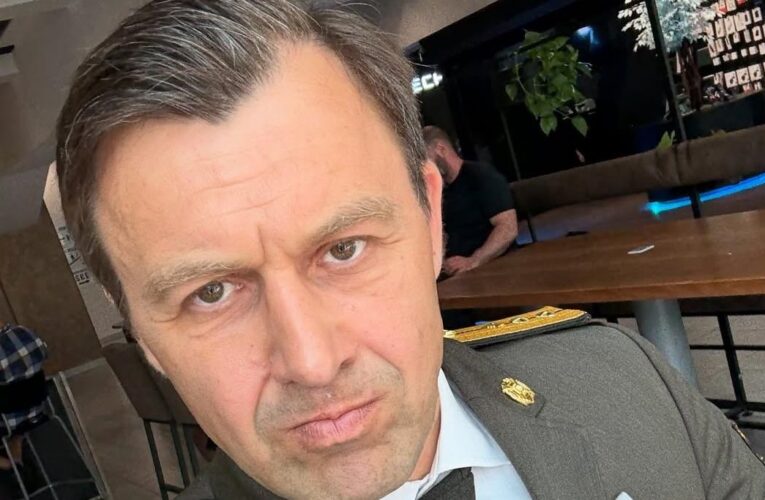 Андрій Оністрат показав могилу сина, який загинув на фронті