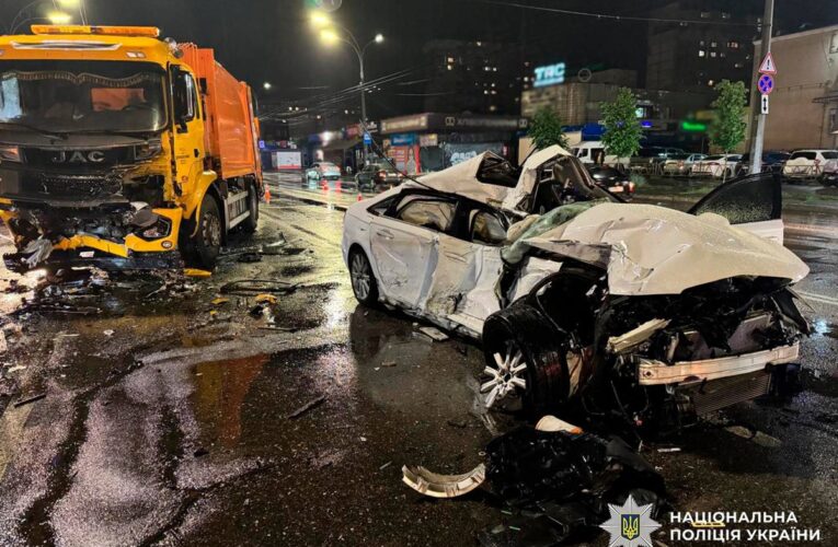 ДТП у Києві: Audi влетіла у вантажівку на зустрічній смузі