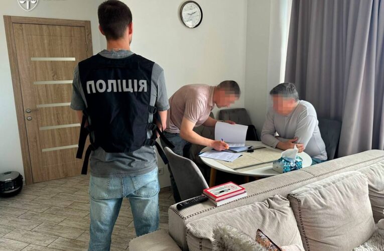 Ексміністр відправляв за кордон “музичних гастролерів”