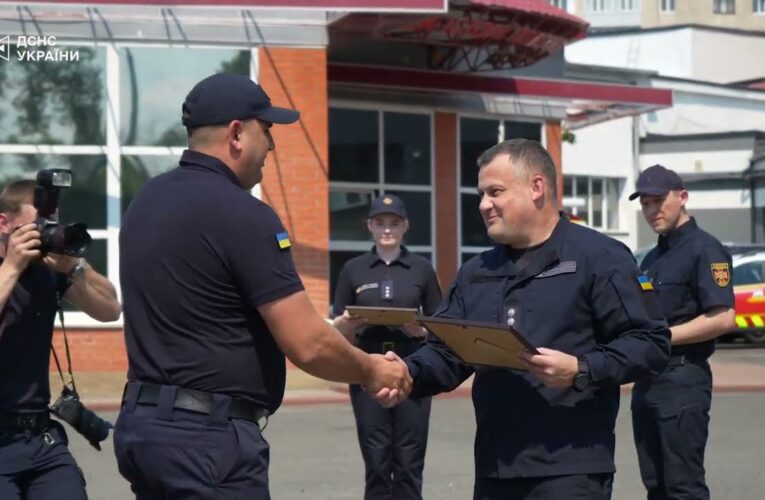 Голова ДСНС нагородив українських рятувальників напередодні Дня Конституції