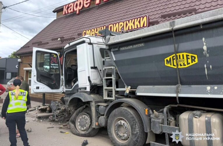 На Хмельниччині вантажівка протаранила автівки і влетіла у кафе