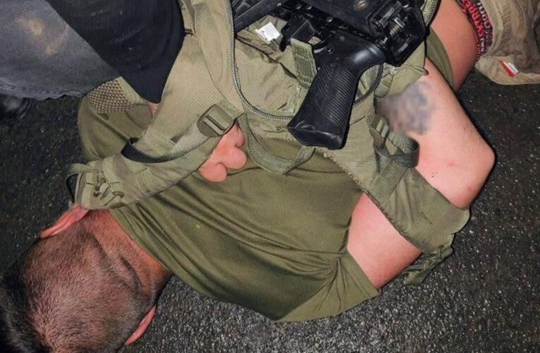 На Хмельниччині затримали чоловіка, який стріляв з автомата біля ТЦК