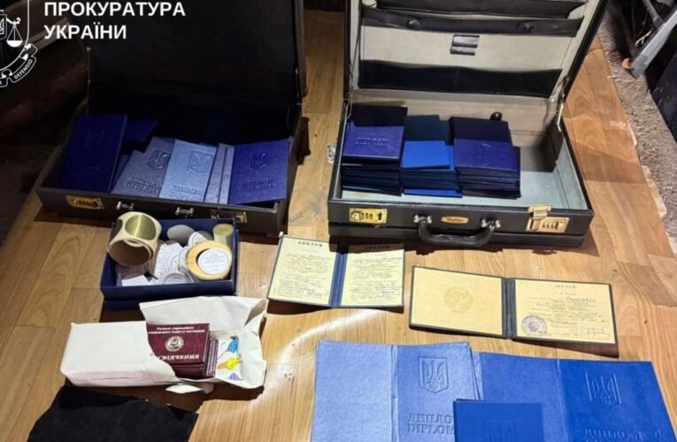 На Київщині викрили виробництво та продаж підроблених документів