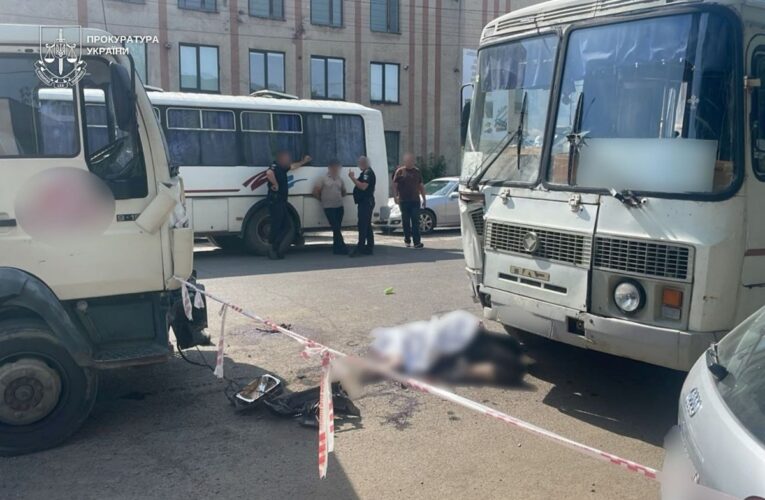 На Закарпатті вантажівка в&rsquo;їхала у людей, які виходили з автобуса