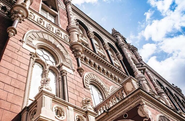 Нацбанк почав знижувати курси долара і євро