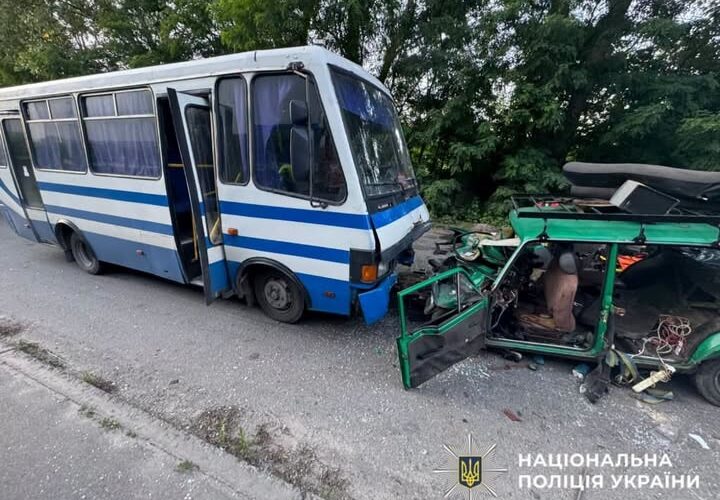 Під Києвом ВАЗ влетів в автобус: загинула дитина