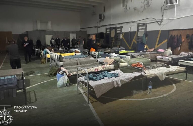 Приковували людей кайданками в ТЦК: ужгородські військкоми отримали підозру